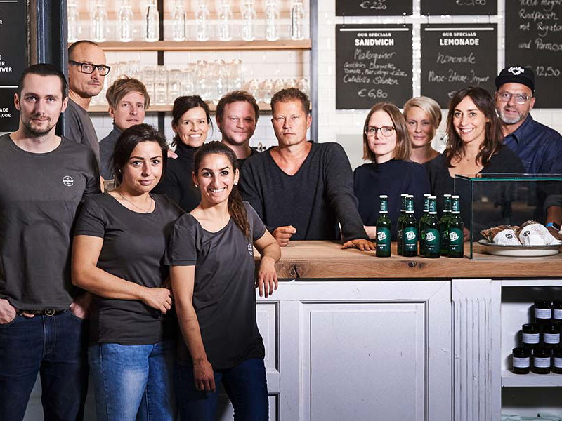 Das Team rund um Til Schweiger im »Barefood Deli«.