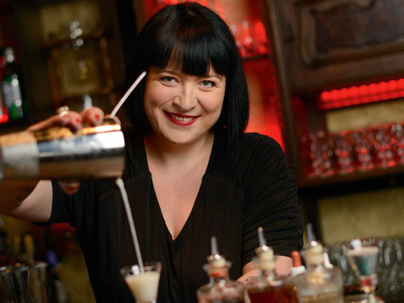 Barfrau des Jahres ist Betty Krupsa, die in ihrer »The Chug Club Bar« in Hamburg kreative Cocktails mixt.