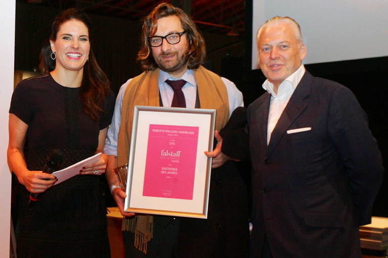 Roberto Pavlovic-Hariwijadi (M.) bei der Preisverleihung im Rahmen der Finest Spirits Vienna 2016 mit Moderatorin Elke Rock und Falstaff-Herausgeber Wolfgang Rosam.