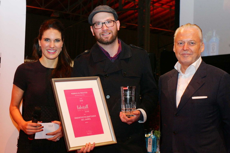Markus Altrichter (M.) bei der Preisverleihung im Rahmen der Finest Spirits Vienna 2016 mit Moderatorin Elke Rock und Falstaff-Herausgeber Wolfgang Rosam.