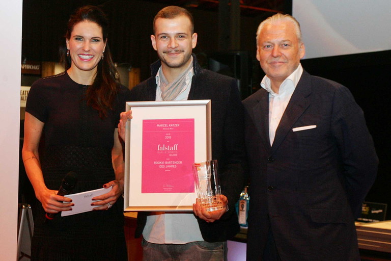 Marcel Katzer (M.) bei der Preisverleihung im Rahmen der Finest Spirits Vienna 2016 mit Moderatorin Elke Rock und Falstaff-Herausgeber Wolfgang Rosam.