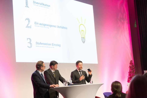 V.l.n.r.: ERSTE-SPARINVEST-Geschäftsführer Markus Kaller, Moderator Ronald Palleschitz vom Bankenkolleg und Erste Vorstand Thomas Schaufler