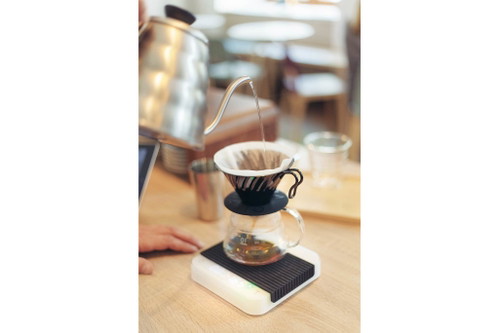 HARIO V60Hario ist eine japanische Glasmanufaktur. Ihr V60-Modell ist ein weltweit gefragter Handfilter. Anstelle der sonst üblichen zwei Ausflusslöcher hat die V60 eine große Öffnung und Rillen an der Innenwand. Diese dienen dazu, dass sich das Kaffeepulver ausdehnen kann.www.hario.jp