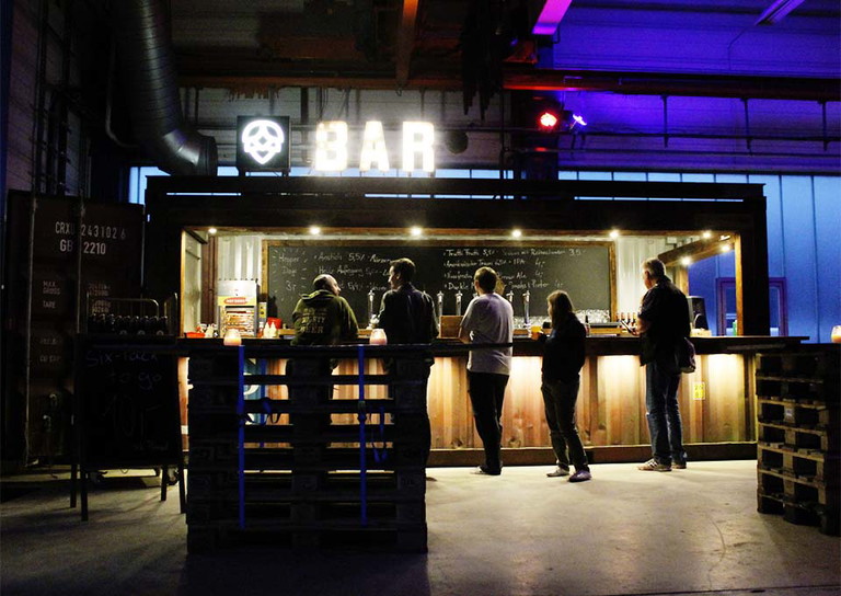 Die Hopper Bar im Seecontainer.