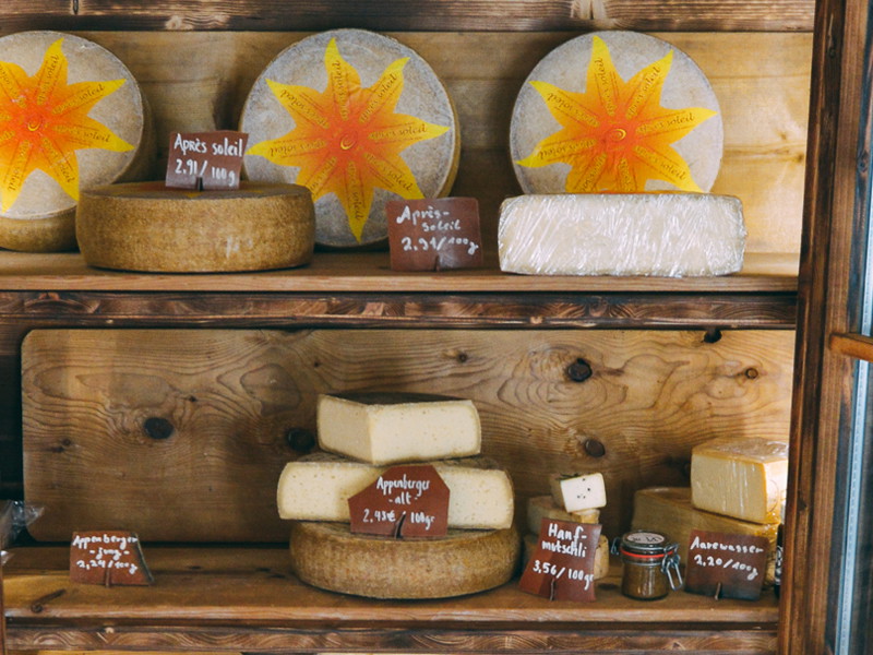 Bei «Jumi» gibt es eine grosse Auswahl an Weich- und Hartkäse aus Rohmilch.
