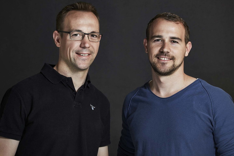 Teilen die Arbeit in Weinberg und Keller: Hansjörg und Matthias Aldinger.