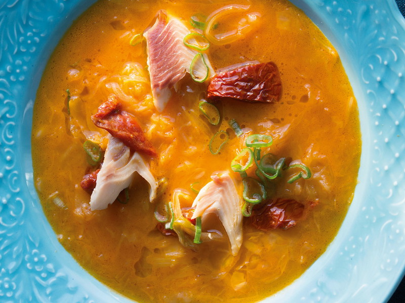 Die Krautsuppe mit Ingwer und Räucherforelle gibt's als Rezepttipp zum Nachkochen.