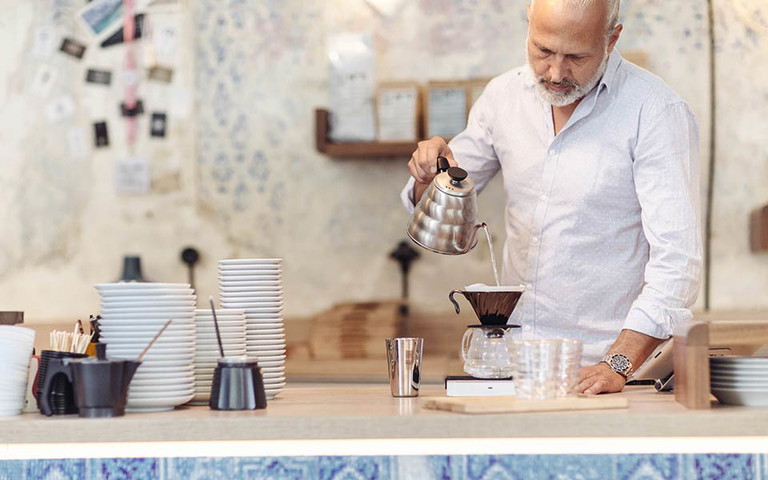 Otto Bayer bereitet feinsten Filterkaffee im »Balthasar« zu.