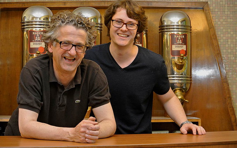 Vom Marketing- zum Kaffee-Experten: Patrick Schönberger (l.) mit Sohn Matthias Brustmann. 