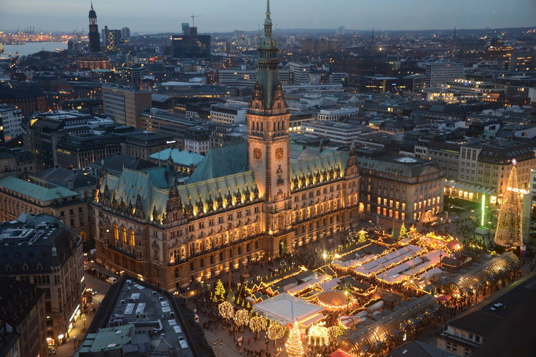 Vor dem Hamburger Rathaus wartet in der Vorweihnachtszeit ein vielfältiges Angebot.