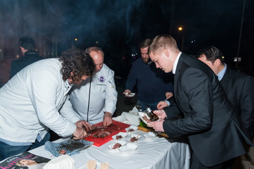 Matthias Steube und Adi Bittermann beim Outdoor-Grillen.