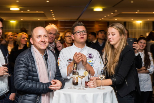 Finalist Simon Harrer wartet gespannt auf die Sieger Bekanntgabe.