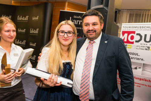 Die beiden Service Gewinnerinnen Hannah Meyerhöfer und Marie Jäger mit Juror Christian F. Albrecht. 