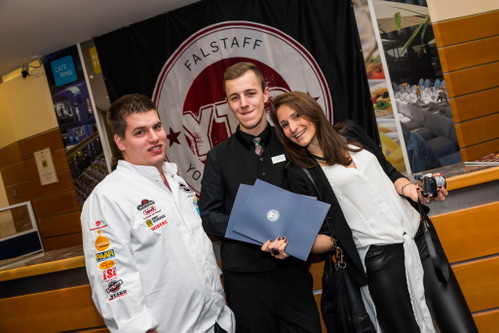 Die Finalisten Joshua Kostecki und Christian Frank mit Best Wellness Lady Christiane Troicher.