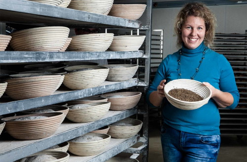 Sabine Rossnagl bringt die Bio-Gewürze in die Backstube.