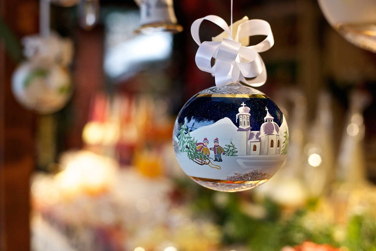 Christbaumkugel am Adventmarkt in Klagenfurt.