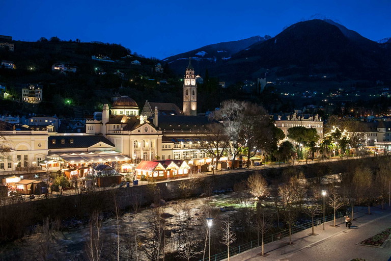 Zur Weihnachtszeit verwandelt der Christkindlmarkt die Meraner Altstadt rund um Passerpromenade, Pfarrkirche und Therme Meran in eine einzigartige Flaniermeile.