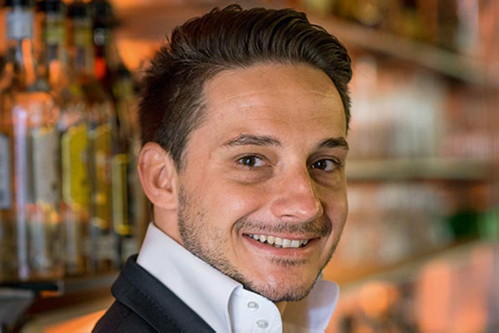Die »Bar 67« mit Barkeeper Philipp Ernst im Hotel Post Ischgl&nbsp;wurde 2013 zur ersten Falstaff »Hotelbar des Jahres« gekürt. Auf der Finest Spirits mixt er hinter dem Tresen der Falstaff Lounge.