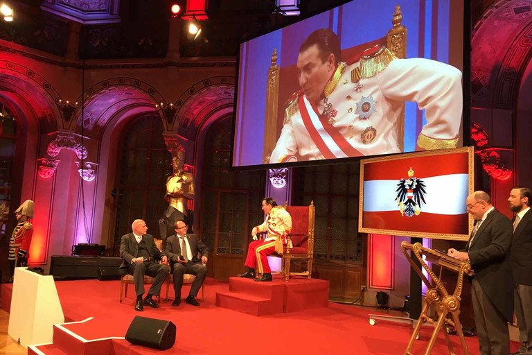 AMA-Chef Michael Blass und Helmut Petschar, Chef der Vereinigung Österreichischer Milchverarbeiter, bei der »Audienz« bei »Kaiser« Robert Palfrader