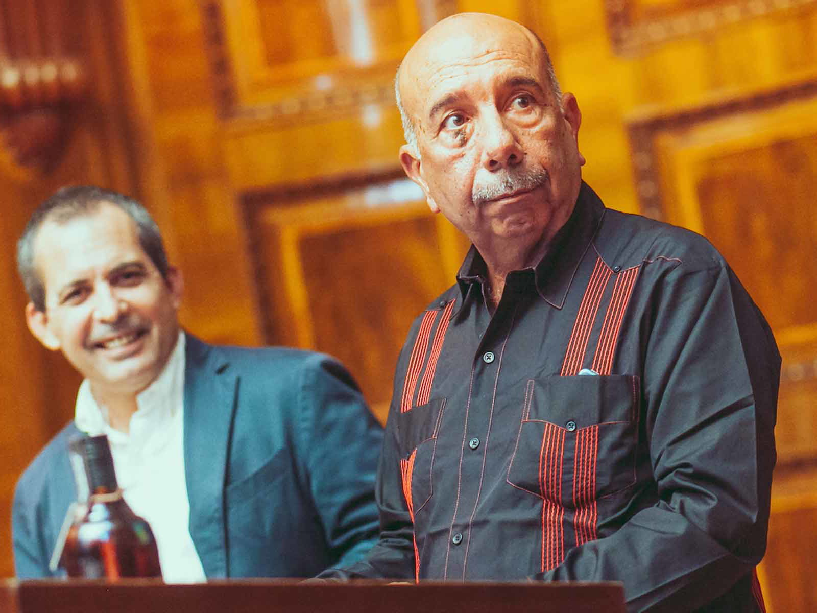 &nbsp;
&nbsp;
&nbsp;
&nbsp;
&nbsp;
&nbsp;
&nbsp;
&nbsp;
Juan Carlos Gonzáles (Primer Maestro Ronero) und Juan Carlos Fernandez Palacios (Kubanischer Botschafter, im Hintergrund)