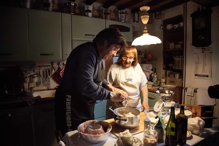 Alexander Dressel bereitet mit Maria Elisa einen großartigen Trüffel, Pilze, Risotto-Auflauf zu: Timballo cotto, Tartufi e Funghi (Rezept siehe unten)
