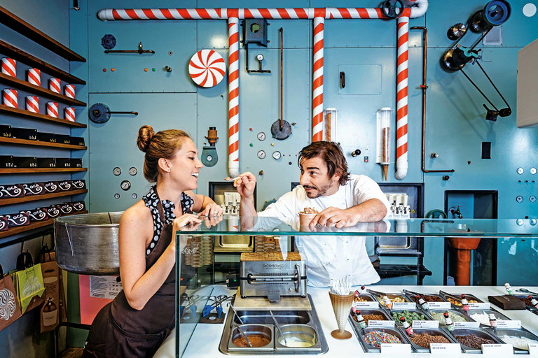Jordi als Willy Wonka – Der jüngste Roca mag es bunt – zu sehen an seinen «Rocambolesc»-Salons.