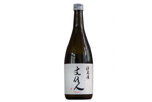 Bunkajin Junmai Genshu - 91 PunkteBrauerei Arisawa17,5 Vol.-%, Polierrate: 55 %,&nbsp;Trinktemperatur: 10° CZu Beginn floral, mit etwas Ananas und frischem Gras. Im Hintergrund eine leichte Rauchnote. Am Gaumen eher kräftig, mit spürbarer Säure und leichter Bitternote im Nachgeschmack. Geräucherter Fisch passt hier gut.global.rakuten.comca. € 30,-