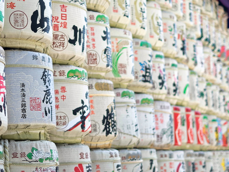 Historische Sake-Flaschen im Meiji-Schrein in Tokio.