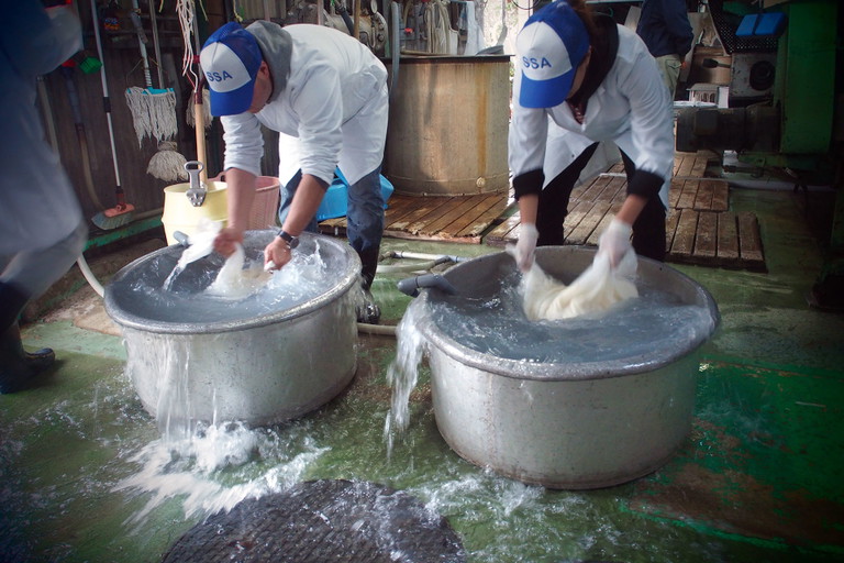 Reis wird für die Sake-Produktion gewaschen und eingeweicht.