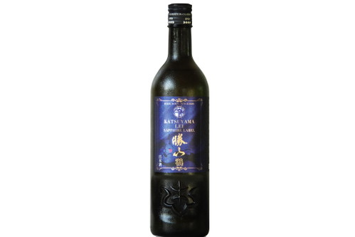 Katsuyama «Lei» Junmai Ginjo - 91 PunkteBrauerei Katsuyama12 Vol.-%, Polierrate: 55 %,&nbsp;Trinktemperatur: 10° CDieser halbtrockene Sake zeichnet sich durch feine Anklänge an Biscuit, Joghurt und feiner Fruchtigkeit aus. Diese weiche Struktur ist cremig am Gaumen vorhanden, im Abgang mischt sich zur deutlichen Restsüße eine leicht würzige Umami-Note. Perfekt zu Weichkäse!de.japan-gourmet.com€ 58,-