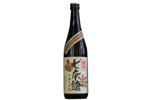Shichihonyari&nbsp;- 94 PunkteJinmai Brauerei Tomita15 Vol.-%, Polierrate: 60 %,&nbsp;Trinktemperatur: 15° CEin kräftig-würziger Vertreter&nbsp;mit starken Umami-Noten, die an Baumnuss und Pilze erinnern. Cremig am Gaumen, mit sehr dichter Struktur und gemüsigen Anklängen. Diese Noten ziehen sich in den langen Abgang. Auf Österreichisch mit Zwiebelrostbraten, traditionell mit gegrillten Teriyaki-Spießen oder Hoisin-Sauce.www.urbansake.comca. € 40,-