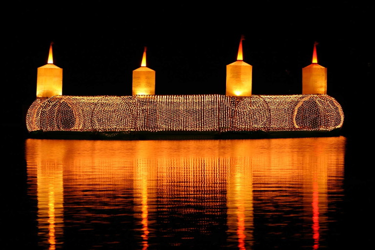 Traditionell: Der bekannte schwimmende Adventkranz in der Veldener Bucht.