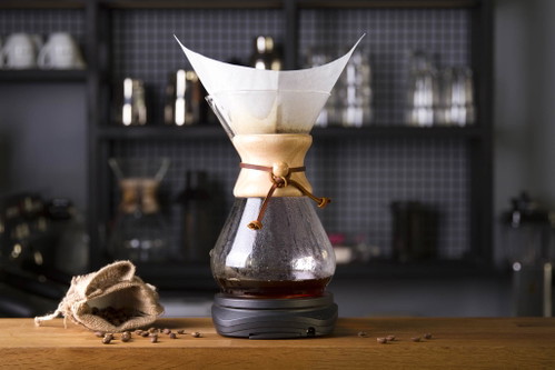 CHEMEXDie Chemex-Karaffe ist vor allem für ihre Sanduhr-Form berühmt. Einige Brühtipps: Filter zuerst befeuchten. Erst dann Kaffeepulver einfüllen und mit circa 90 Grad warmem Wasser kreisförmig befeuchten. Kaffee 30 Sekunden quellen lassen (»Blooming«), dann aufgießen. www.chemexcoffeemaker.com
