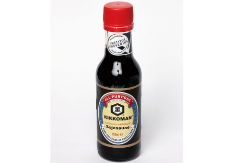  10. KIKKOMAN Sojasauce€ 2,49 für 150 ml, (Literpreis: € 16,60)U. a. Kaufhof, Edeka, NettoDunkelbraun. Im Mund deutliche Säure, schokoladig, salzig, dazu leicht fischige Noten. Es fehlt Raffinesse oder Überraschung. Durchschnittlich.