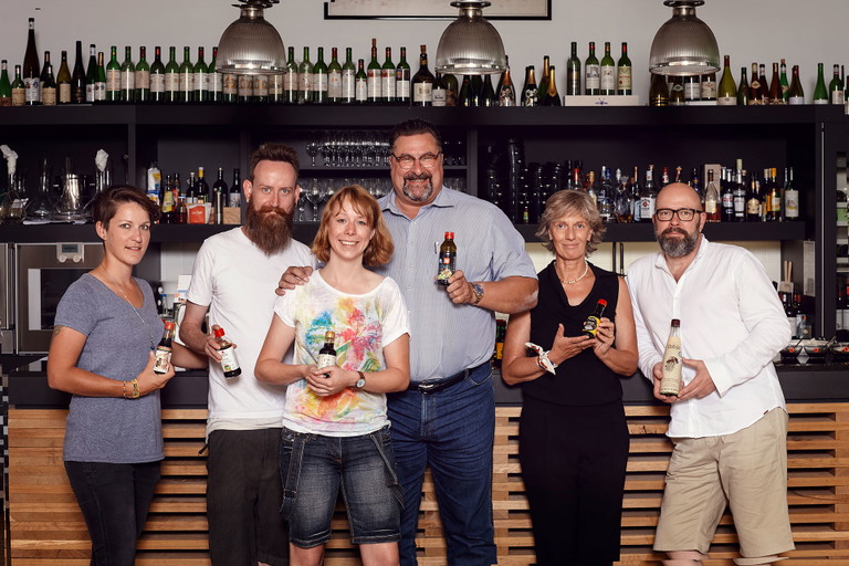 Die Jury:&nbsp;V. l. n. r.: Cornelia Ganß (Studienmanagerin Gastronomie, Genuss &amp; Touristik IHK München), Luke Rogers (Koch und Gastronom), Christina Krenn (Sommelière IHK München), Martin Zieglmeier (Dozent an der IHK Akademie München), Astrid Zieglmeier (Fachbereichsleiterin IHK Akademie München), Harald Scholl (Autor und Food-Journalist)