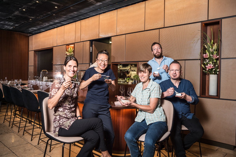 Die Jury:&nbsp;(v. l. n. r.): Eva Derndorfer (Sensorikerin), Sohyi Kim (Köchin, Inhaberin Restaurant »Kim«),&nbsp;Romana Fertl (Sensorikerin), Tobi Müller (Gourmet-Journalist), Wolfgang Krivanec (Koch, Inhaber&nbsp;Restaurant »Okra«); Test-Location: Restaurant »Shiki« in Wien.