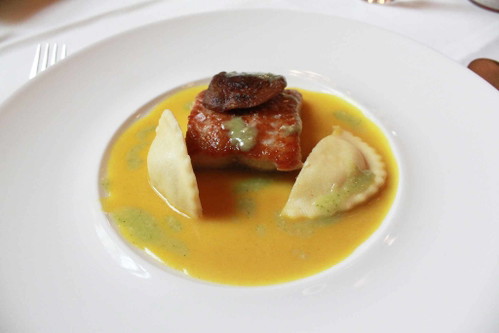 Gebratenes Wallerfilet mit Shiitake-Pilzen und Frischkäse-Ravioli
