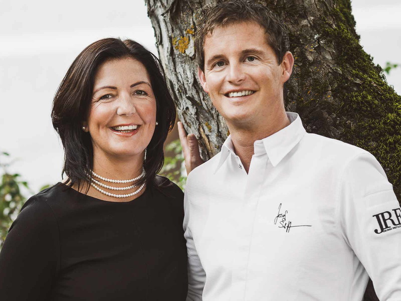 »Mesnerhaus«-Chef Josef Steffner (r.) als Chauffeur.