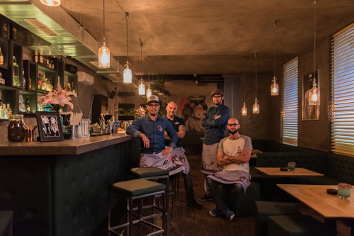 Drinks aus dem&nbsp;Kräutergarten: Botanical Garden»In regelmäßigen Abständen holen wir uns einen leidenschaftlichen Koch in die Bar,der ein Fünf-Gänge-Menü kocht, das wir mit Cocktails begleiten. ›Fine dine‹ in cooler, urbaner Baratmosphäre.«Sammy Walfisch, Botanical Garden
