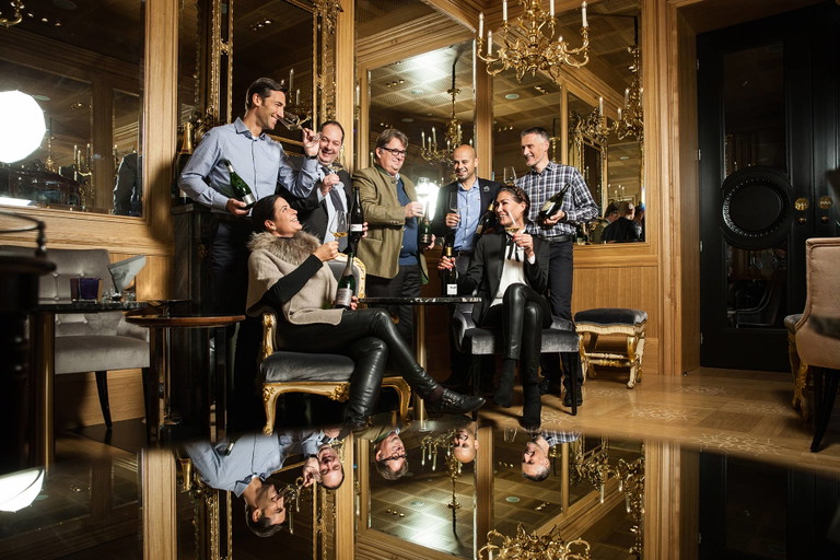 DIE JURY (v. l. n. r.): ­Stéphane Gass, Sommelier, «Traube Tonbach» (Baiersbronn, DE); Ulrich ­Sautter, ­Wein-Chef­redakteur Falstaff Deutschland; Peter Moser, ­Wein-Chef­redakteur Falstaff Österreich; Francesco ­Benvenuto, Sommelier, Restaurant «IGNIV by Andreas Caminada» (Bad Ragatz, CH); Hermann Botolen, Gastronom und ­Sommelier, Restaurant «Fuhrmann» (Wien, AT);  Elisabeth Eder, Champagner-Botschafterin (AT); Shirley Amberg, Weinkolumnistin und Autorin (CH)