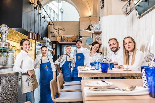 EL PESCADOR im Rathaus Als maritimes Pendant zum »el Gaucho« im Grazer Landhaus eröffnete die Gastrofamilie Grossauer ein Fischlokal, das das weltoffene Lebensgefühl eines Hafenlokals widerspiegelt. Die mediterranen Spezialitäten werden durch steirische Klassiker und kreative Sashimi-Variationen ergänzt.Landhausgasse 6, 8010 Graz www.elpescador.at
