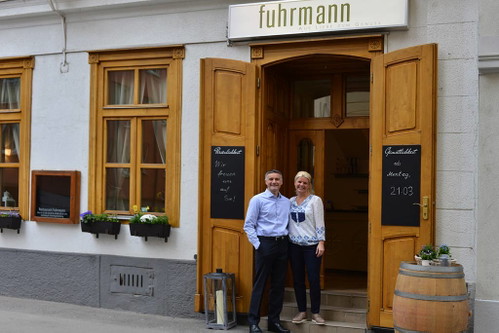 FUHRMANNSpitzen-Sommelier Hermann Botolen hat das einstige »Hohensinn« im 8. Wiener Gemeindebezirk übernommen. Zu Botolens Weinauswahl mit Schwerpunkt Frankreich kocht Sascha Hoffmann aromatisch auffallend dezente Gerichte.Fuhrmannsgasse 9, 1080 Wienwww.restaurantfuhrmann.com