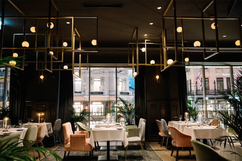 GRABEN 30In bester City-Lage haben kroatische Investoren ein durchgestyltes Restaurant geschaffen, das sich mit Entree, Fine sowie Casual Dining Bereich und Bar, sowie Raucher-Bar über drei Ebenen erstreckt – Blick auf die Flaniermeile Graben inklusive. Der internationale Mix der Speisekarte wird vom jungen Österreicher Jürgen Ederer umgesetzt.&nbsp;Graben 30, 1010 Wienwww.graben30.at