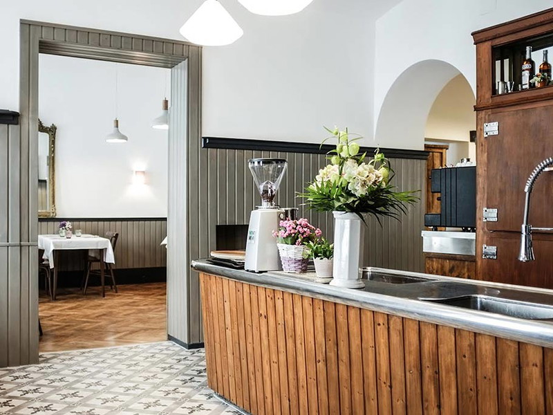 LÉONTINEIm Botschaftsviertel haben die Österreicherin Ninon Roux, Absolventin des Institut Paul Bocuse in Lyon, und&nbsp; ihr Partner Nicolas Scandella, er kochte bereits mit Größen wie Anne-Sophie Pic, ein neues Edel-Bistro eröffnet. Zelebriert wird hier eine Hommage an die französische Kochtradition. Reisnerstraße 39, 1030 Wienwww.leontine.at
