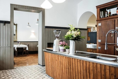 LÉONTINEIm Botschaftsviertel haben die Österreicherin Ninon Roux, Absolventin des Institut Paul Bocuse in Lyon, und&nbsp; ihr Partner Nicolas Scandella, er kochte bereits mit Größen wie Anne-Sophie Pic, ein neues Edel-Bistro eröffnet. Zelebriert wird hier eine Hommage an die französische Kochtradition. Reisnerstraße 39, 1030 Wienwww.leontine.at