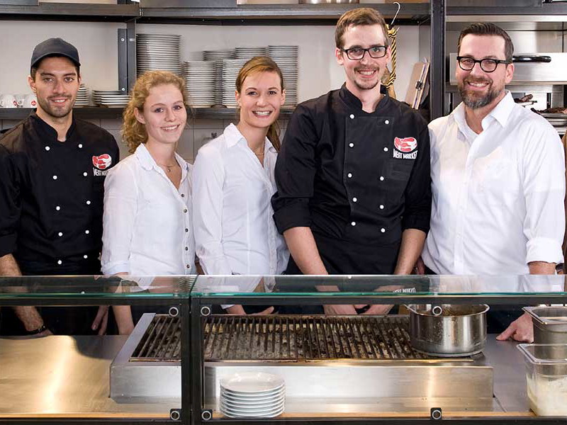 v.l.n.r.: Das Team des »Meat Market« mit den Gründern Oliver Winter, Grillchef Nicolas Limbach und Gründer Georg Sostmann.
