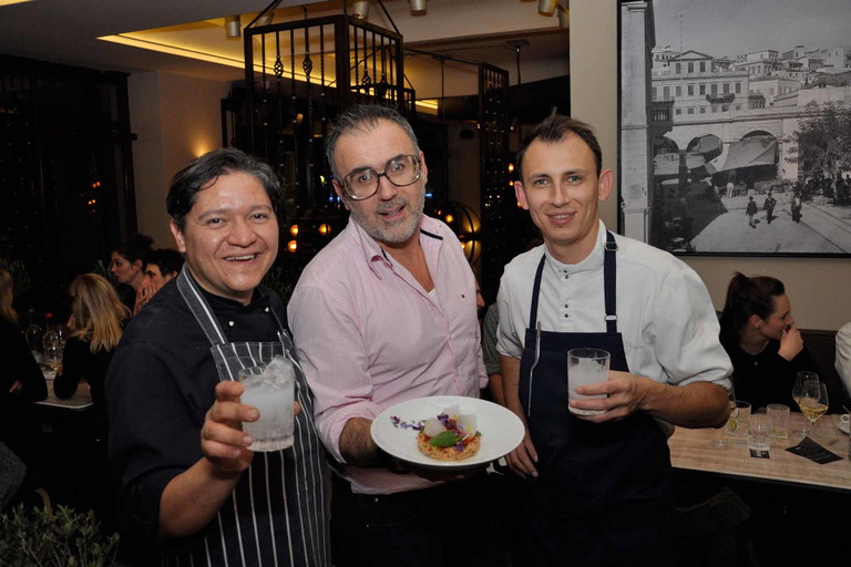 Michalis Josing mit seinen Küchenchefs Sergio (links) und Dimitris (rechts)