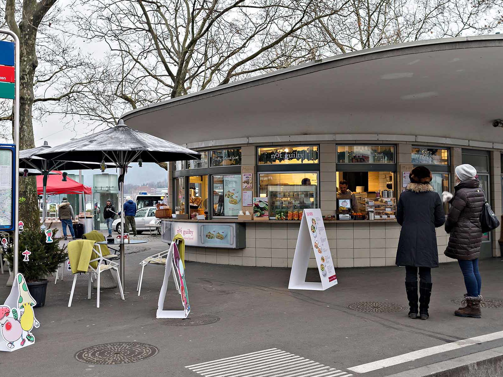 Während man aufs Tram wartet kann man sich schnell einen gesunden Snack holen.