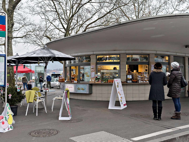 Während man aufs Tram wartet kann man sich schnell einen gesunden Snack holen.