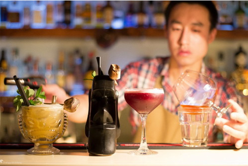 Chef Kan Zuo beim Mixen neuer Drinks.